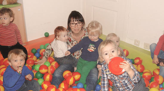 Katja in het ballenbad met een aantal kindjes