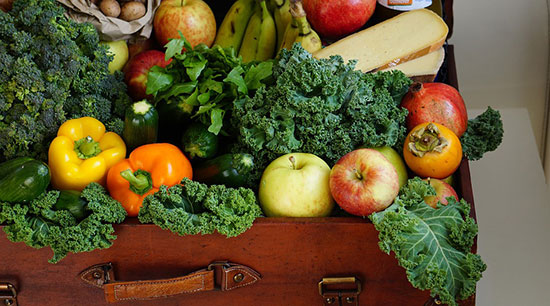 Een koffer vol verse groenten en fruit