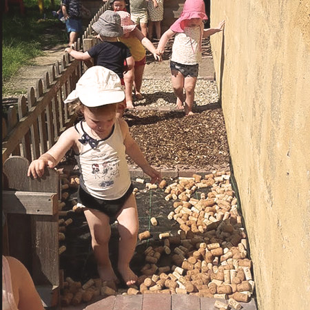 kinderen lopen blootvoets over verschillende ondergronden