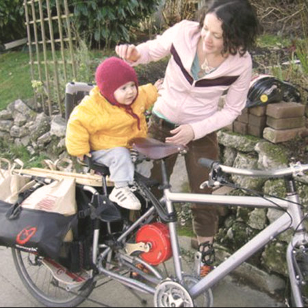 een kindje vanachter op de fiets dat gebracht wordt door zijn moeder